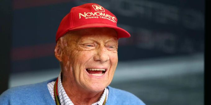 Der österreichische ehemalige Formel-1-Rennfahrer Niki Lauda lacht vor dem Start zum Grossen Preis von Deutschland auf dem Hockenheimring. Der österreichische ehemalige Formel-1-Rennfahrer Niki Lauda lacht vor dem Start zum Grossen Preis von Deutschland auf dem Hockenheimring.
