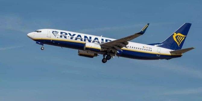 Ein Flugzeug der irischen Fluggesellschaft Ryanair im Landeanflug auf den Flughafen Frankfurt.