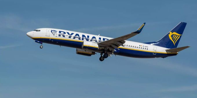 Der Tarifkonflikt bei Ryanair endet. Ein Flugzeug der irischen Fluggesellschaft Ryanair im Landeanflug auf den Flughafen Frankfurt.