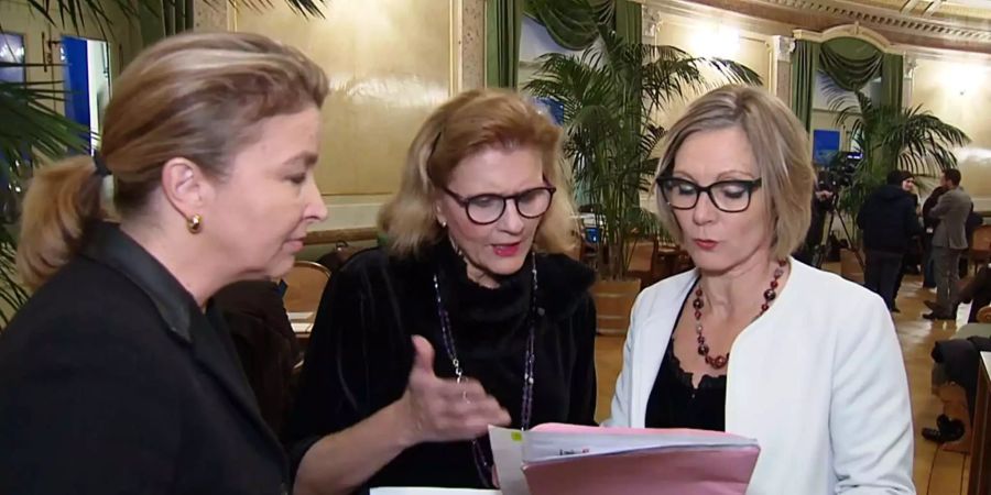 Barbara Schmid-Federer, Doris Fiala und Maya Graf (v.l.) diskutieren im Bundeshaus über ihren Vorstoss.