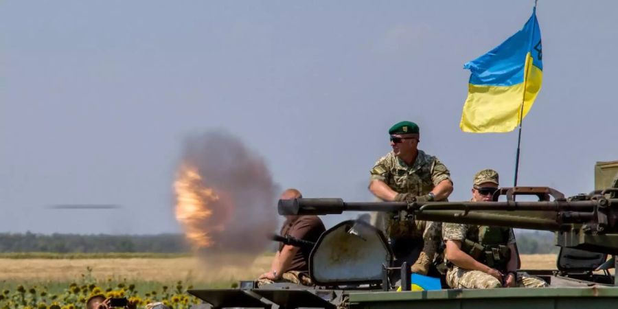 Ukrainische Soldaten bei einer Militärübung.