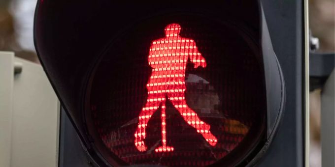Ein Ampel-Männchen in Form eines tanzenden Elvis Presley leuchtet bei Rot an einer Fussgänger-Ampel am Elvis-Presley-Platz auf. Ein Ampel-Männchen in Form eines tanzenden Elvis Presely leuchtet bei Rot an einer Fussgänger-Ampel am Elvis-Presley-Platz auf.