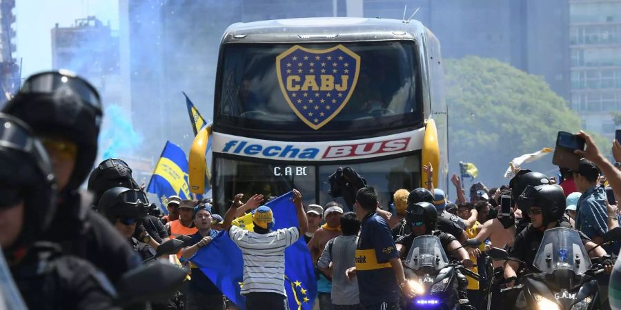 Der Bus von Boca Juniors fährt zum Stadion.