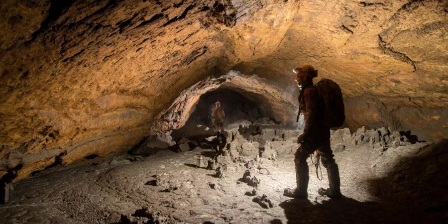 Forscher stehen in einem Gang in einer Höhle im nördlichen Dachsteinmassiv.