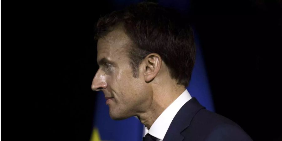 Frankreichs Präsident Emmanuel Macron schaut nach links während seiner Rede in Goyave, Guadeloupe.