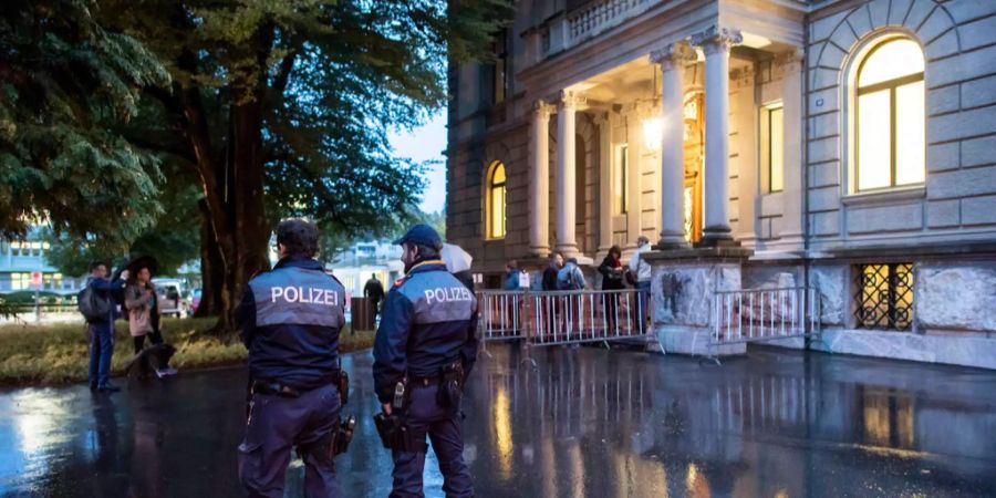 Zwei Polizeibeamte sichern den Haupteingang des Winterthurer Bezirksgerichts, in dem der An'nur-Prozess verhandelt wird.