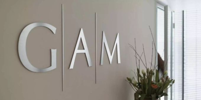 Das Logo von der Vermögensverwaltung GAM neben einer Topf-Pflanze. Das Logo von der Vermögensverwaltung GAM neben einer Topf-Pflanze.
