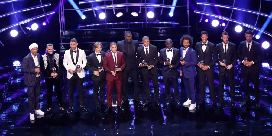 Gastgeber Idris Elba (Mitte) posiert mit den 11 Spielern der FIFA-Weltauswahl des Jahres: David De Gea, Dani Alves, Marcelo, Sergio Ramos, Raphael Varane, Eden Hazard, N'Golo Kante, Luka Modric, Cristiano Ronaldo, Kylian Mbappe und Lionel Messi.