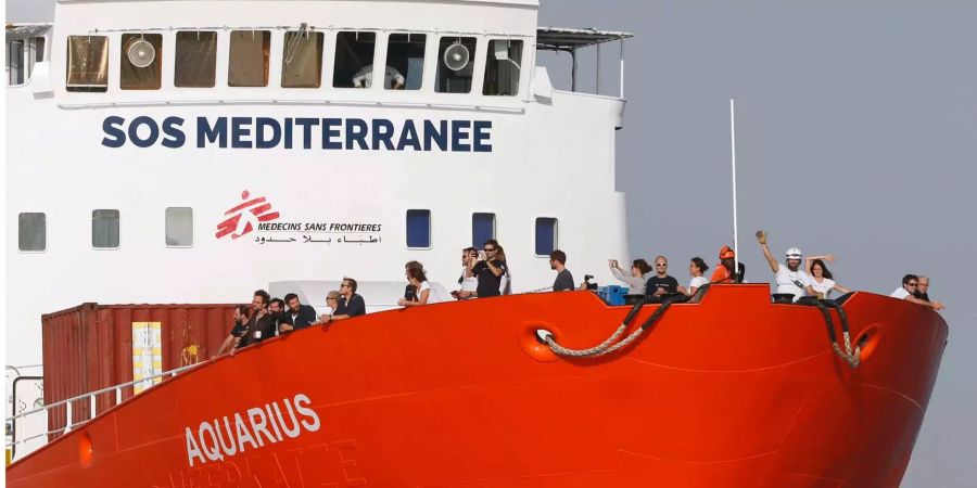 Crew Mitglieder des «Aquarius» winken vom Schiff.