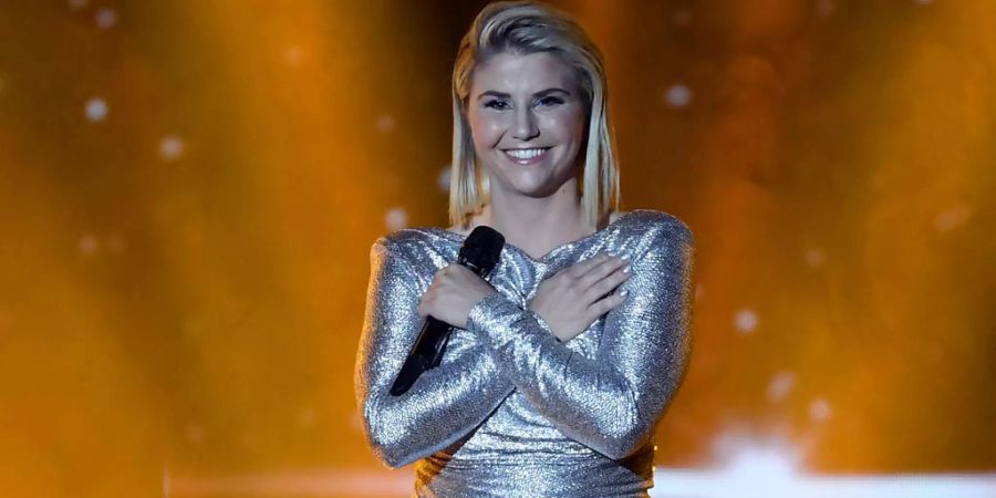 Schlagersängerin Beatrice Egli steht im September 2018 während der Fernsehgala «Goldene Henne» in Leipzig auf der Bühne.