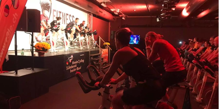 In der untersten Halle findet ein 6 Stunden Indoorcycling Marathon statt.