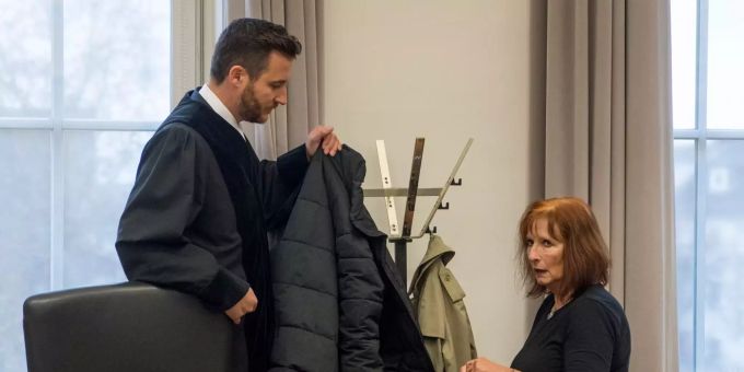 Gabriele Bohnacker, Mutter von Johanna im Verhandlungssall mit Staatsanwalt Thomas Hauburger. Gabriele Bohnacker, Mutter von Johanna im Verhandlungssall mit Staatsanwalt Thomas Hauburger.