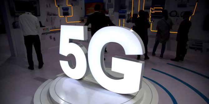 Auf einer Ausstellung ist 5G zu lesen.