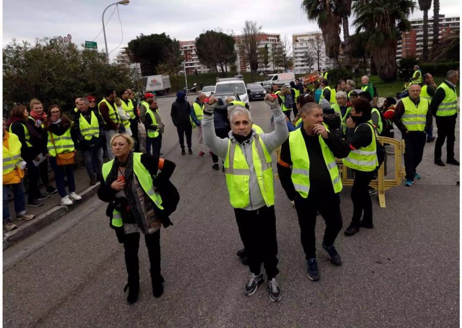 Demonstranten blockieren aus Protest gegen höhere Spritpreise eine Ausfahrt. Im Land wächst die Sorge vor einem Verkehrskollaps.