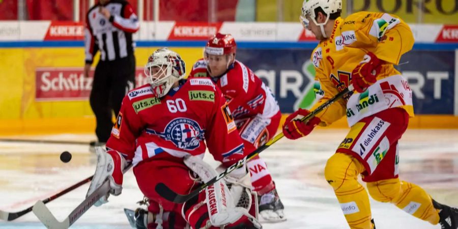 EHC Biel Stürmer Damien Riat, rechts, gegen SC Rapperswil-Jona Lakers Torhüter Melvin Nyffeler während dem Eishockey-Meisterschaftsspiel der National League zwischen den SC Rapperswil-Jona Lakers und dem EHC Biel.