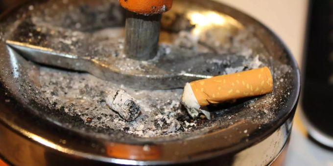 Regelmässiger Zigarettenkonsum kann Lungenkrebs verursachen. Regelmässiger Zigarettenkonsum kann Lungenkrebs verursachen.