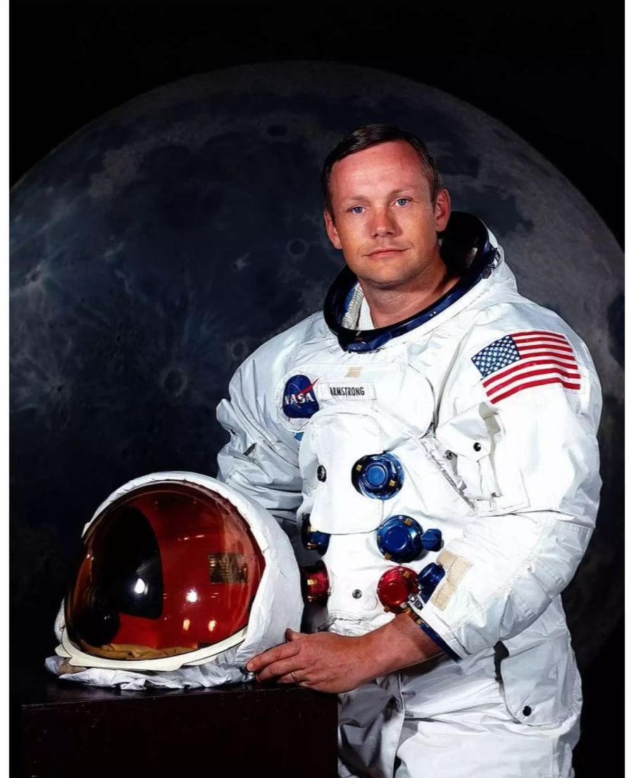 Neil Armstrong posiert vor seiner Reise zum Mond.