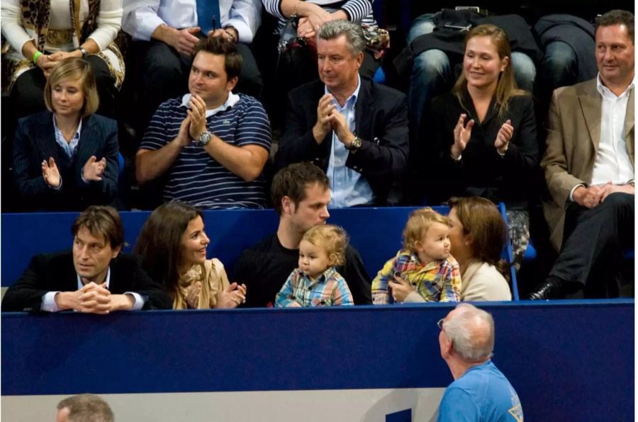 Da waren sie noch klein: Federer Box 2010 mit Severin Lüthi und Ehefrau Mirka und den beiden Zwillingen Myla Rose und Charlene Riva.