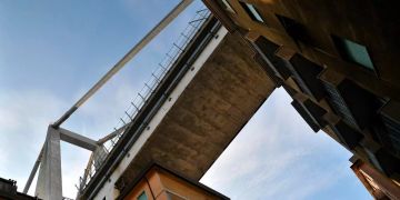Ein Teil der Morandi-Brücke ist über evakuierten Wohnhäusern zu sehen.