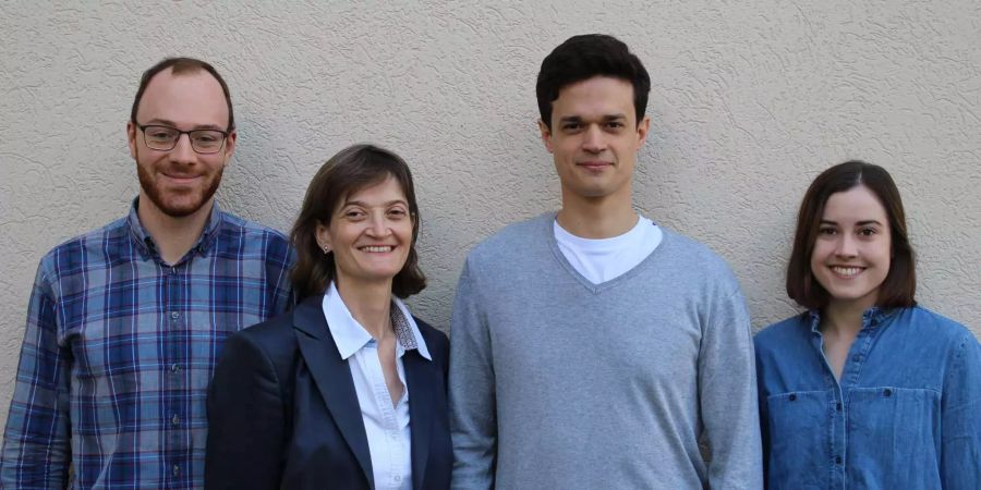 Auf dem Team-Foto der Website des Lehrstuhls für Öffentliches Recht, Europa- und Völkerrecht Universität Zürich posiert Laura Zimmermann (ganz rechts) nach wie vor mit ex-Chefin Helen Keller.