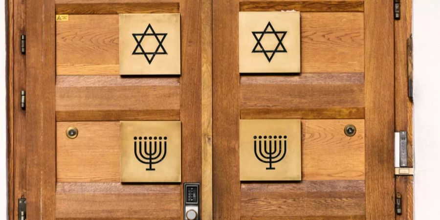 Zwei Davidsterne und zwei Menoren schmücken die Eingangstür der Synagoge in Zürich.