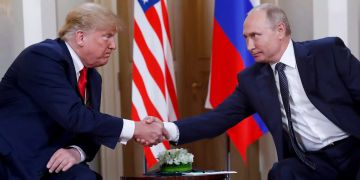 US-Präsident Donald Trump und der russische Präsident Wladimir Putin schütteln sich bei einem Gipfel in Helsinki die Hand.