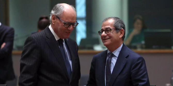 Giovanni Tria (r), Finanminister von Italien, spricht mit Edward Scicluna (l), Finanzminister von Malta, während eines Treffens der EU-Finanzminister.