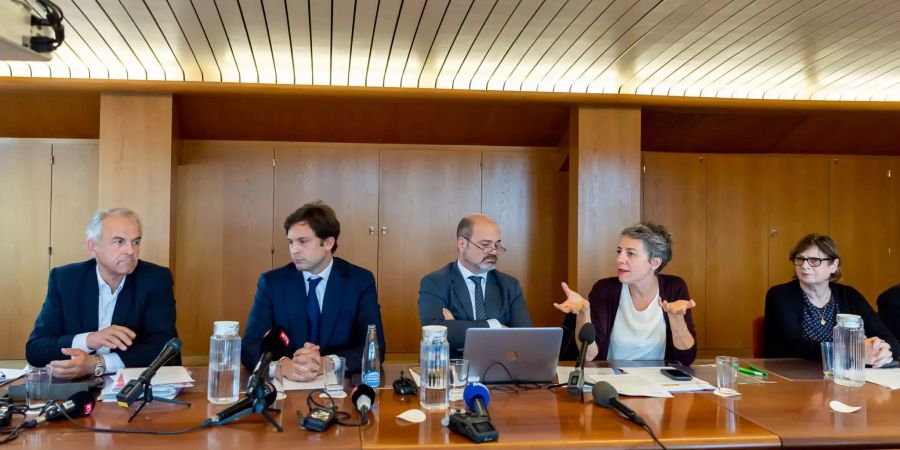 Der Genfer Staatsrat stellt sich bei einer Pressekonferenz den Medien.