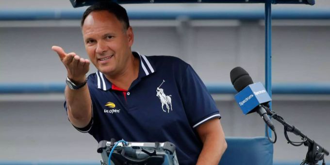 Tennis-Schiedsrichter Mohamed Lahyani gibt während eines Spiels der US Open eine Instruktion. Tennis-Schiedsrichter Mohamed Lahyani gibt während eines Spiels der US Open eine Instruktion.