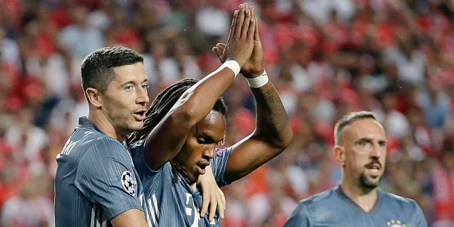 Der FC Bayern München gewinnt das erste Champions-League-Spiel der Saison gegen Benfica Lissabon mit 0:2. Robert Lewandowski, Renato Sanches und Franck Ribéry feiern den 0:2-Siegestreffer von Sanches.