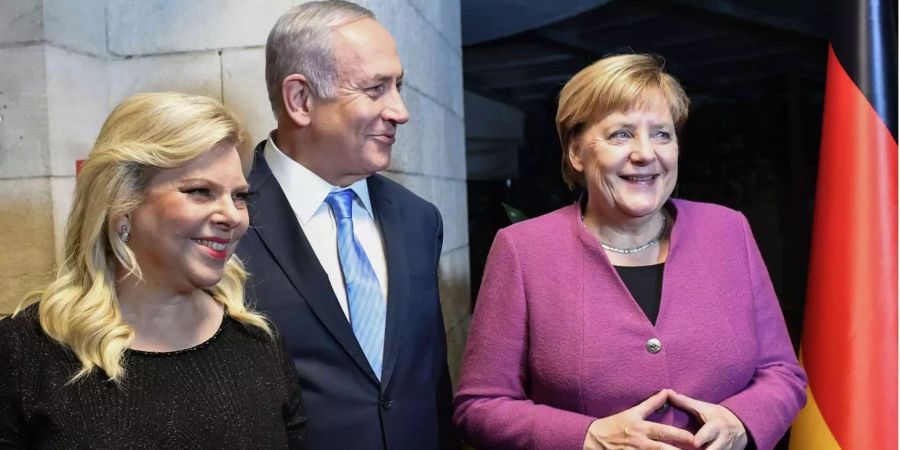 Benjamin Netanjahu (M), Ministerpräsident von Israel, und seine Frau Sara (l)  triffen sich mit Angela Merkel, Bundeskanzlerin von Deutschland, in der Residenz des Premierministers.