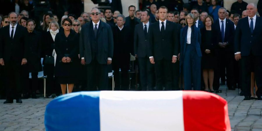 Frankreichs Präsident Emmanuel Macron und armenische Politiker auf der Gedenkfeier für Charles Aznavour.