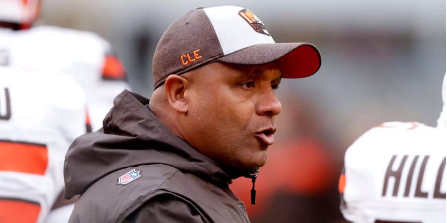 Nun ist es also passiert: Die Cleveland Browns sorgen für die erste Trainerentlassung der Saison. Nach der 18:33-Niederlage gegen die Pittsburgh Steelers trennen sie sich tatsächlich doch noch von Coach Hue Jackson. Der Grund ist wohl viel weniger die Niederlage gegen den Titel-Mitfavoriten, sondern der erneute enttäuschende Saisonstart mit nur zwei Siegen in den ersten acht Spielen sowie die Unstimmigkeiten zwischen Jackson und seinem Offensive Coordinator. Dieser wurde ebenfalls entlassen. Während die Clubführung einen definitiven Nachfolger sucht, können die Fans eine weitere Saison frühzeitig abblasen.