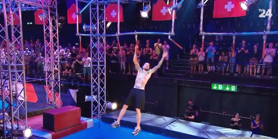 Ein Kandidat hält sich nur noch mit einer Hand im Wettkampf von «Ninja Warrior Switzerland».