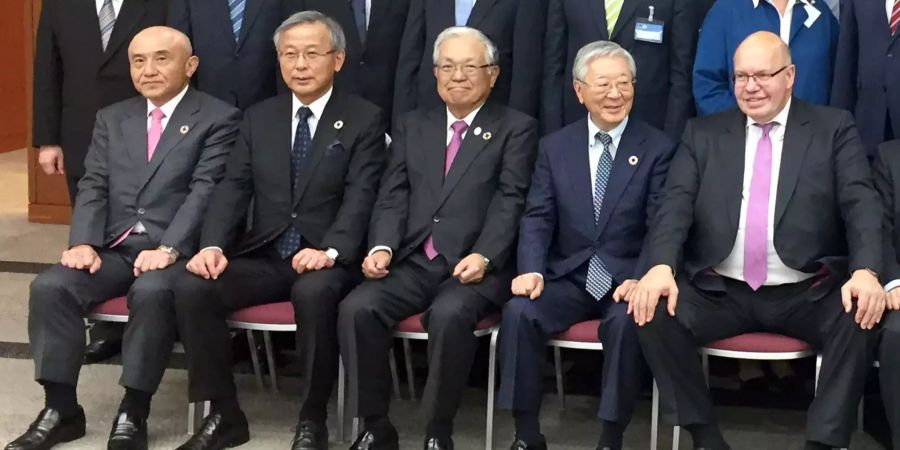 Bundeswirtschaftsminister Peter Altmaier (rechts) sitzt beim Gruppenbild zusammen mit Wirtschaftsvertretern aus Japan anlässlich eines Business Roundtables in Tokio.