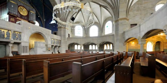 Die 55-jährige Frau suchte eine Kirche mit einer Papiertüte auf. Die Pauluskirche in Basel.