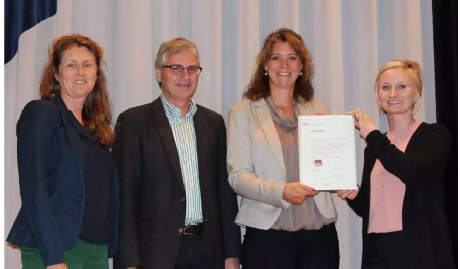 Von links nach rechts: Sandra Zurbuchen (Fachstelle UND), Urs Graf (Gemeindepräsident), Cornelia Müller (Gemeindeschreiberin), Katrin Giger (Fachstelle UND)- zvg