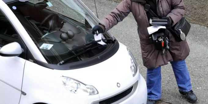 Eine Person verteilt eine Parkbusse. (Symbolbild) Eine Person verteilt eine Parkbusse. (Symbolbild)