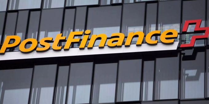 Das Logo der Postfinance beim Hauptsitz in Bern. Postfinance Swissquote