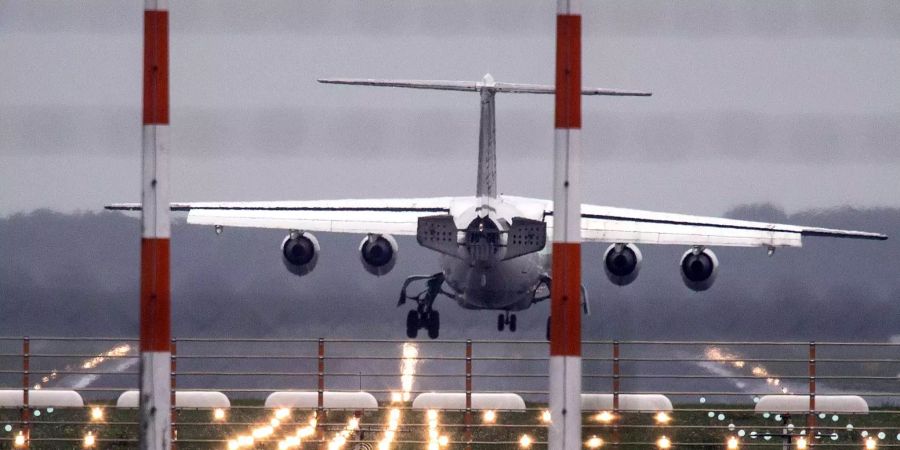 Köln: Ein Flugzeug landet am Flughafen.