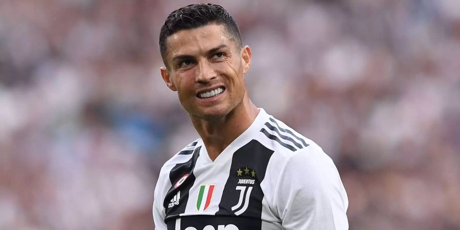 Cristiano Ronaldo im schwarz-weissen Shirt von Juventus Turin.