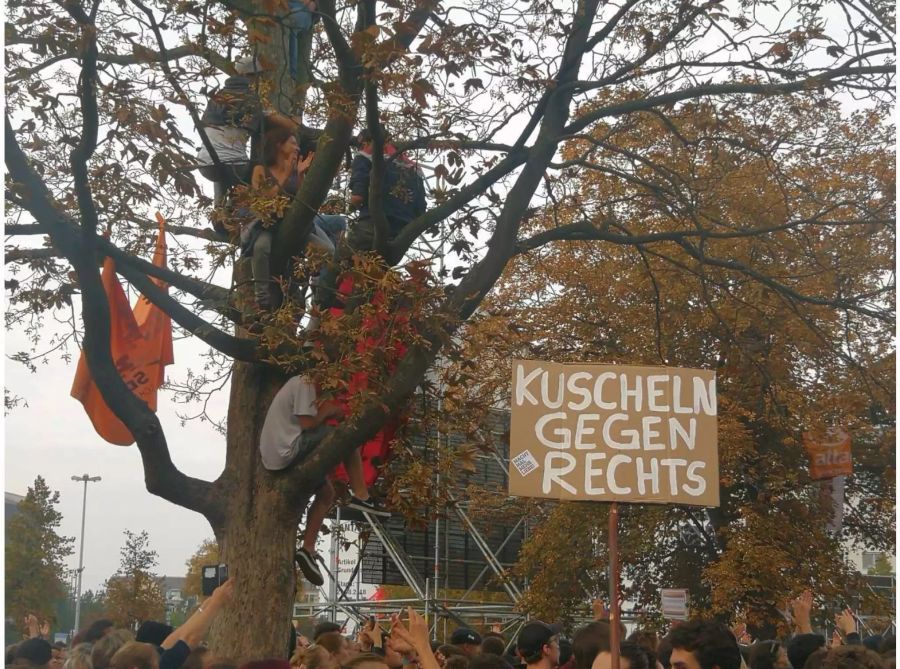 Ein paar Konzertbesucher verschaffen sich auf einem Baum den besseren Überblick über das Konzertgelände in Chemnitz.