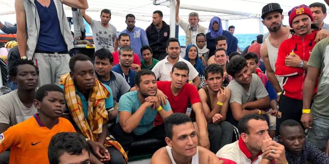 In der Nähe der libyschen Küste gerettete Migranten. In der Nähe der libyschen Küste gerettete Migranten.