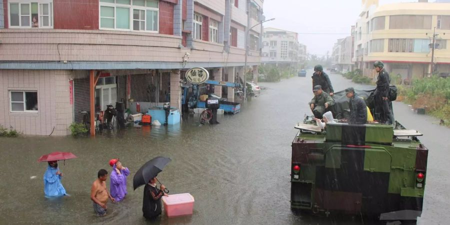 Ein Fahrzeug der Armee fährt durch überflutetes Gebiet in Taiwan.