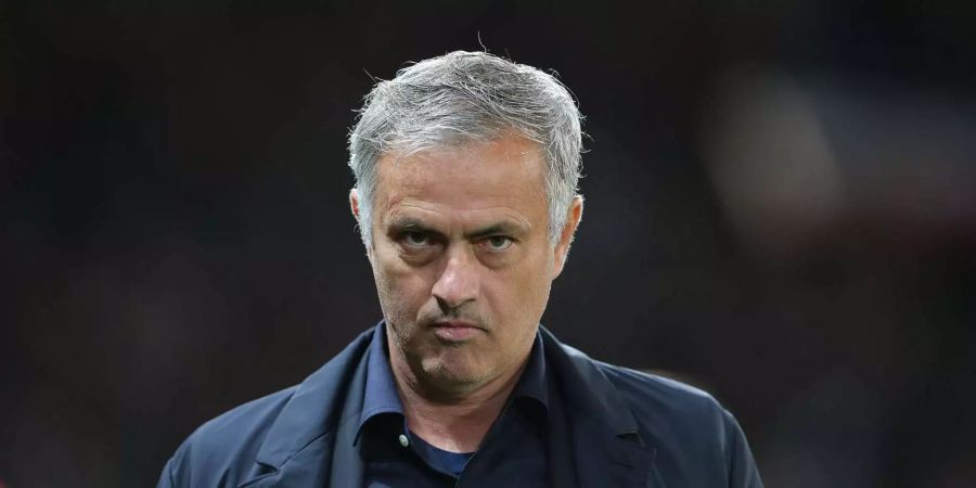 José Mourinho mit einem finsteren Blick: Der Star-Trainer und sein Team stecken in einer tiefen Krise.