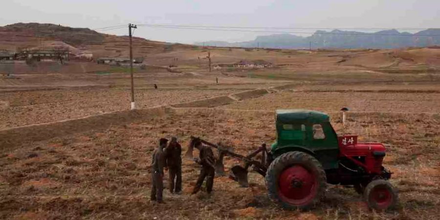 Traktor auf einem ausgetrockneten Landstück in Nordkorea.