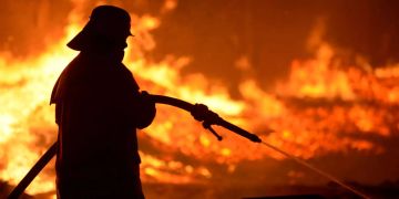 Ein Feuerwehrmann löscht einen Brand.