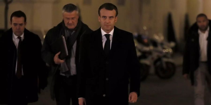 Emmanuel Macron kommt in Strassburg nach dem Terroranschlag an.