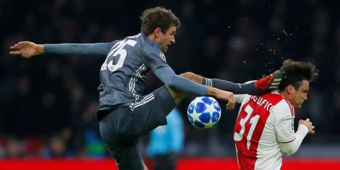 Thomas Müllers Horror-Foul gegen Ajax Nicolas Tagliafico.