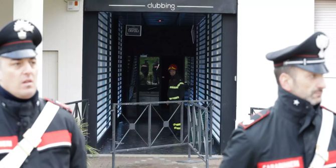 Carabinieri stehen vor dem Club «Lanterna Azzurra» (Blaue Laterne).